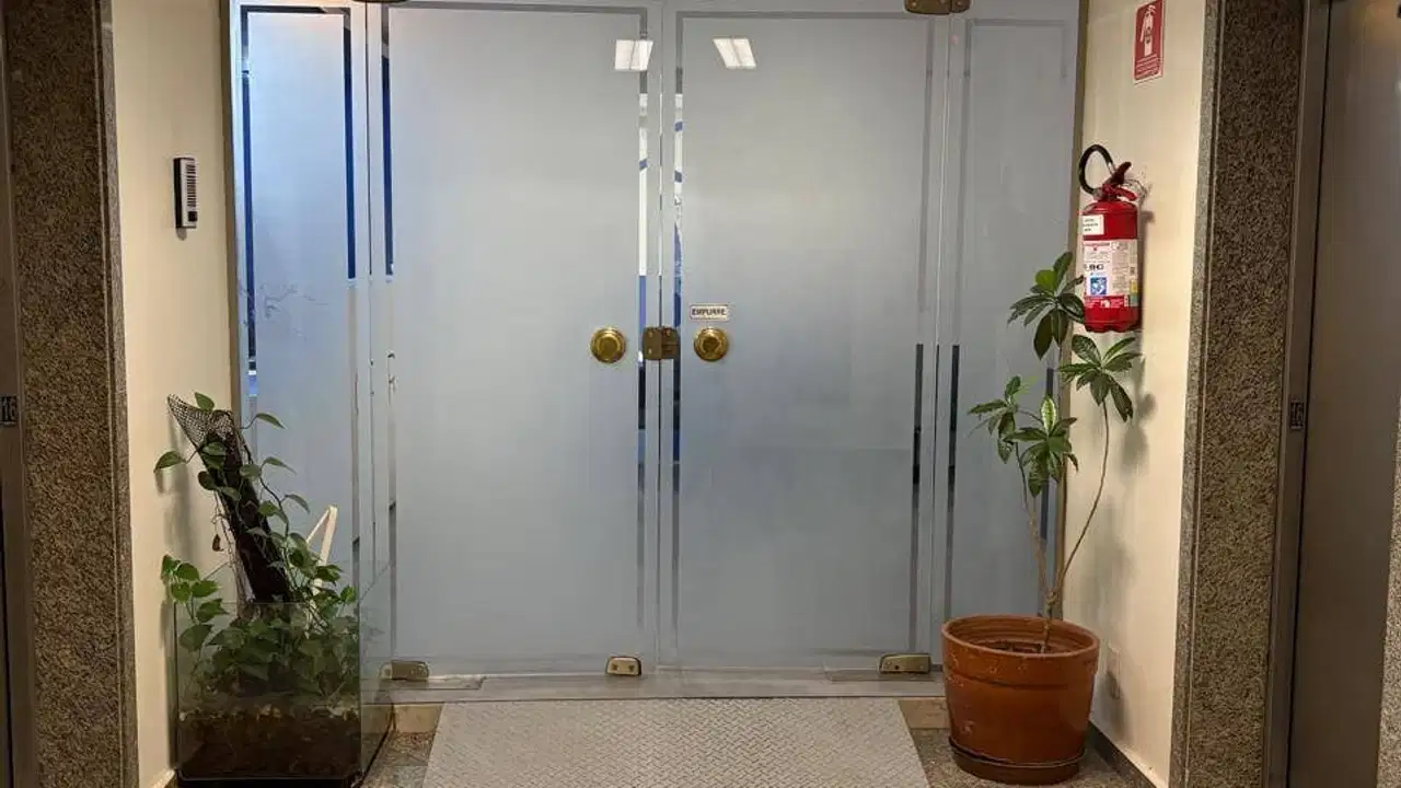 Hall de entrada com portas em vidro