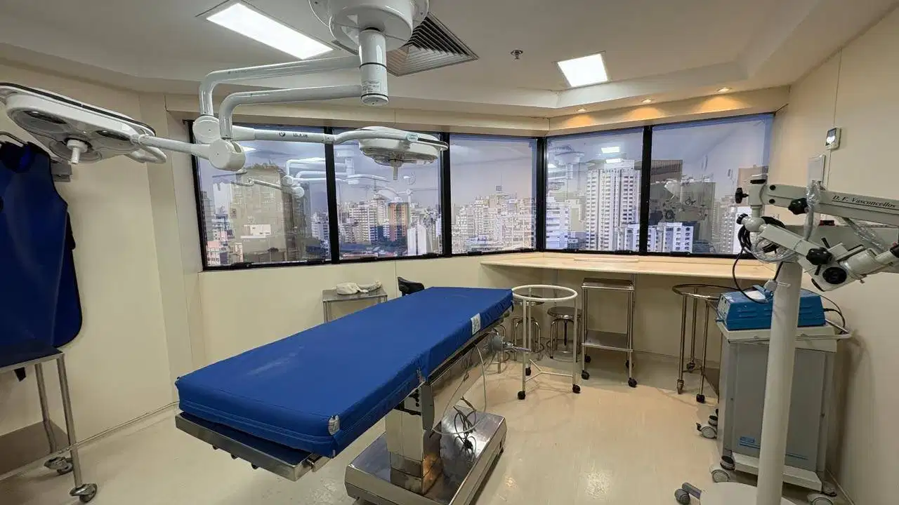 Centro cirúrgico com foco cirúrgico e vista para a cidade