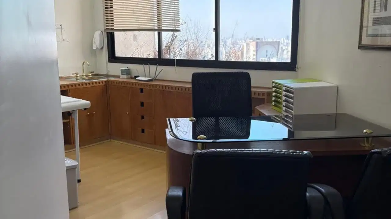 Sala de procedimentos equipada